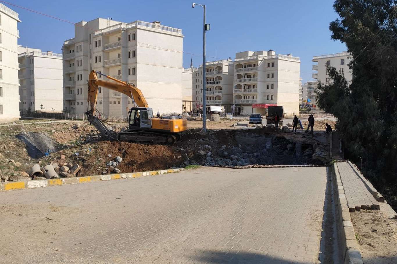 PKK'nin tahrip ettiği Çağ Çağ Deresi üzerindeki köprülerin yıkımına başlandı PKK'nin tahrip ettiği Çağ Çağ Deresi üzerindeki köprülerin yıkımına başlandı